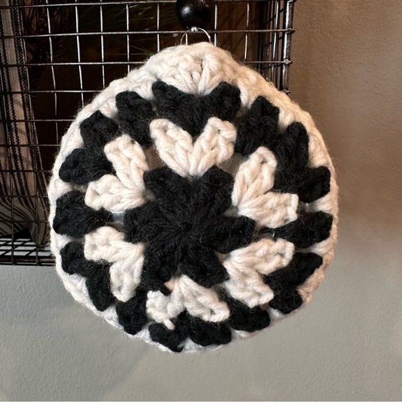 Hand knit/crochet Christmas, black-and-white granny, style baubles, set of 3 New - Picture 6 of 8